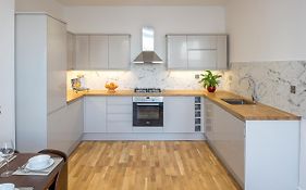 Luxuriously Flat In Streatham